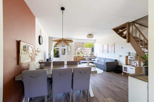 Foto - Te koop: Nette tussenwoning in het gezellige Klundert!